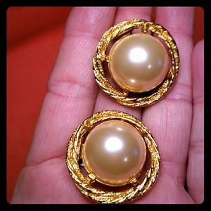 Ving faux pearl goldtone Cabochon clip earring